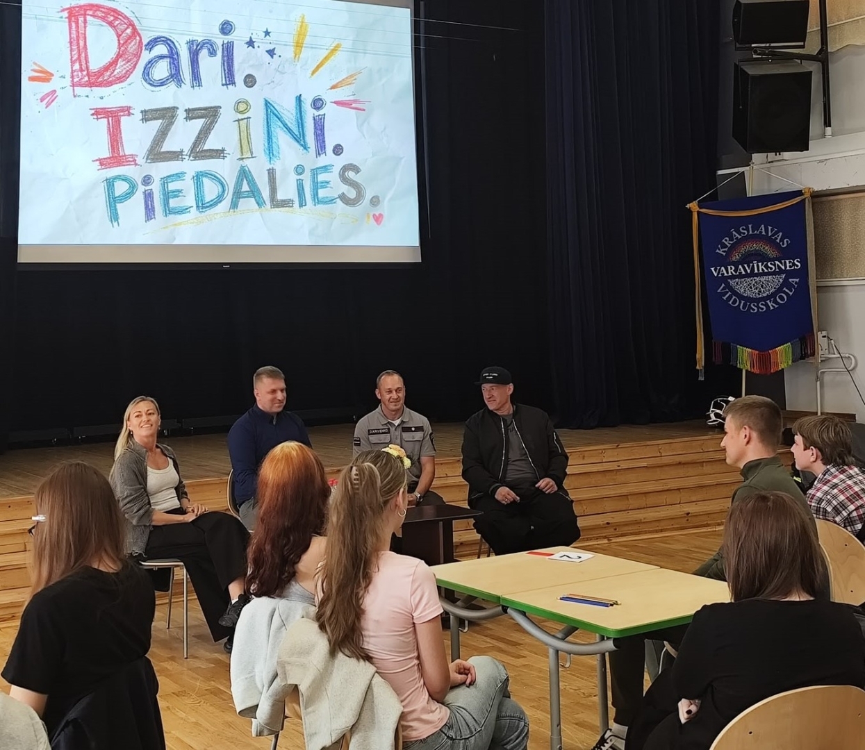 Jaunieši piedalās diskusijā ar viesiem skolas zālē