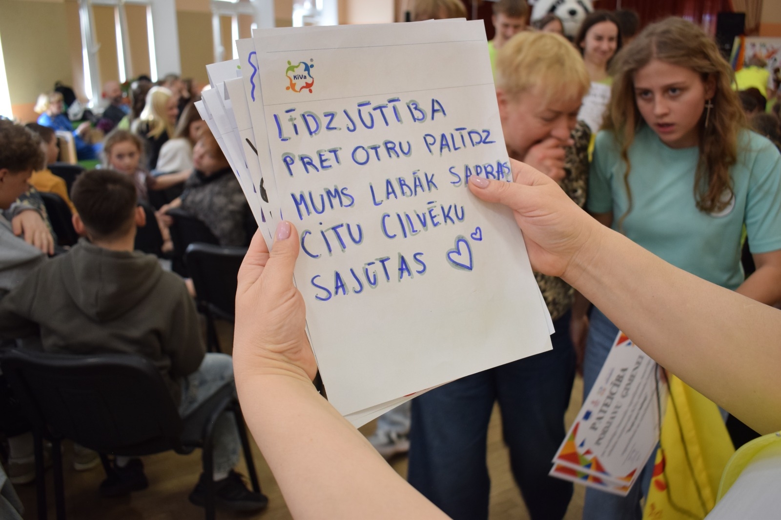 Jaunieši tur rokās rakstītus vēstījumus