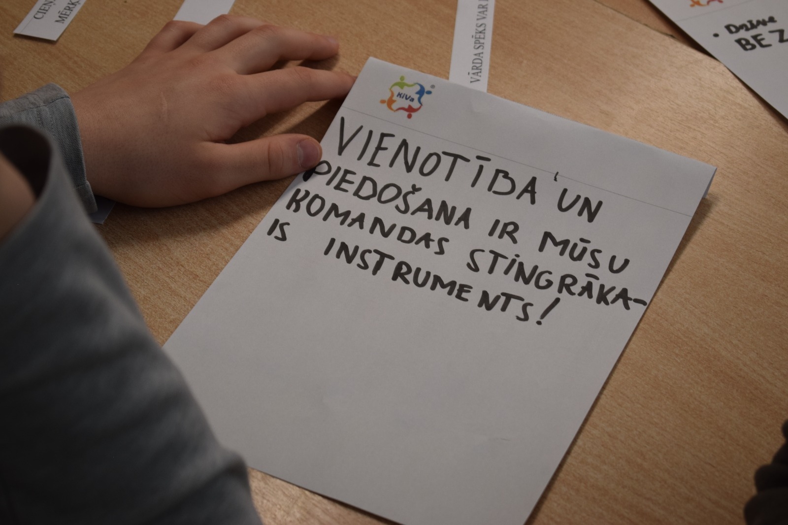 Ar roku rakstīts vēstījums par vienotību