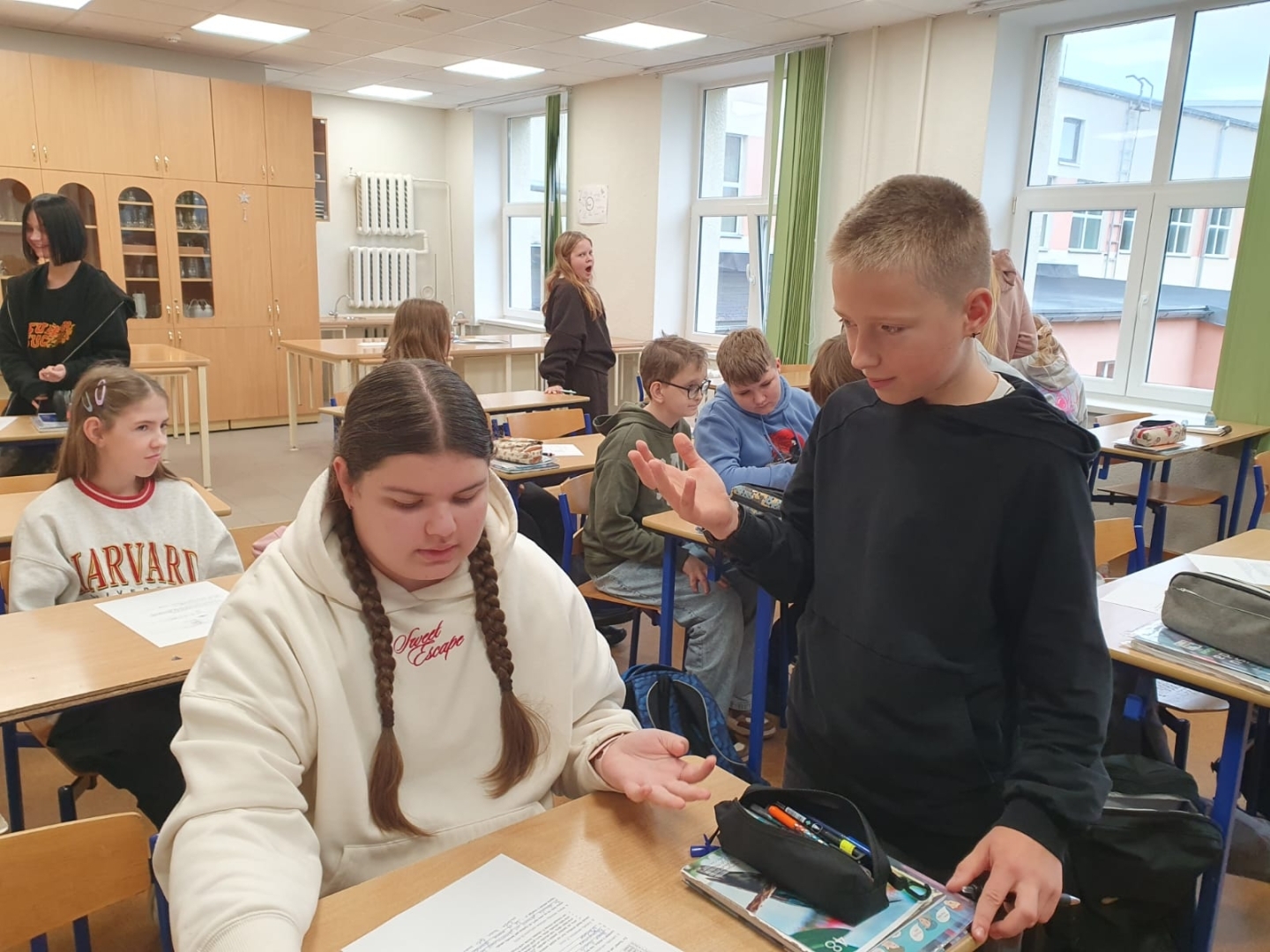 Skolēni klasē piedalās pāru darba aktivitātē