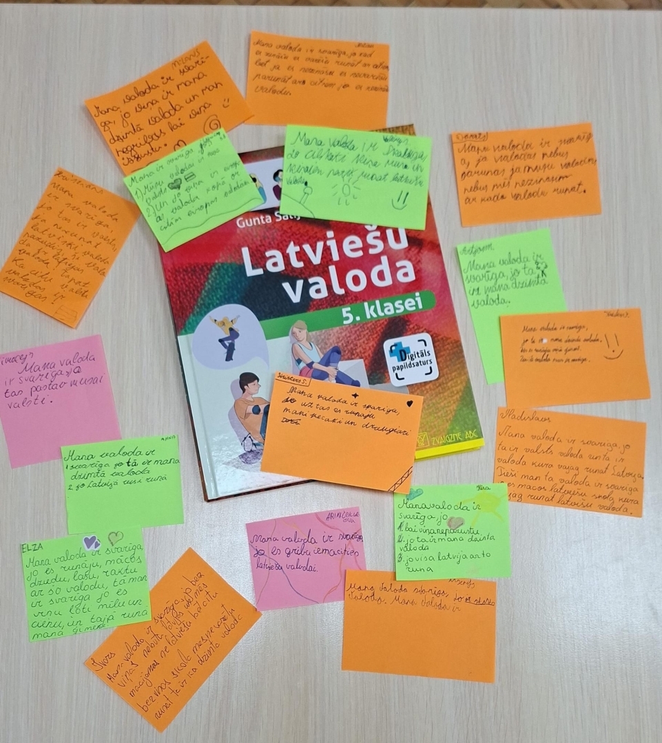 Krāsainas skolēnu kartītes ar domām par latviešu valodu
