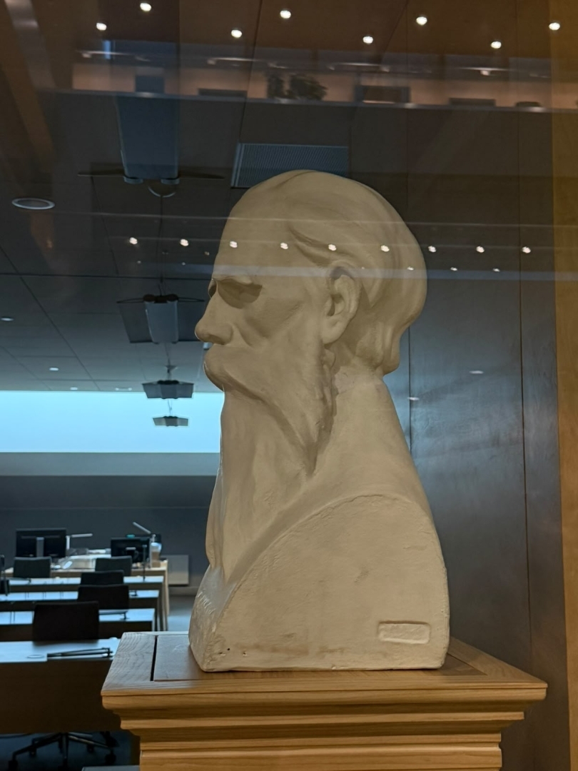 Ģipša galvas un plecu skulptūra