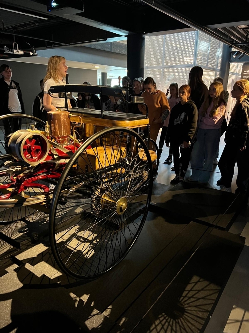 Skolēni klausās gides stāstījumu