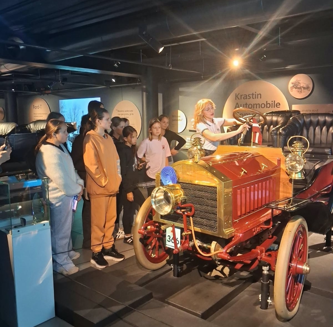 Skolēnu grupa iepazīstas ar seno automobili