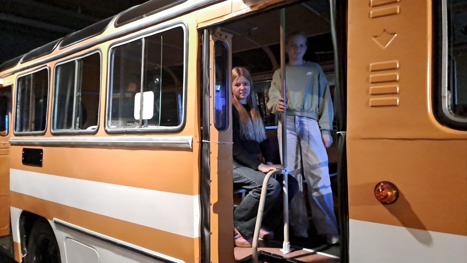 Skolēni iepazīst vēsturisku sabiedrisko transportu muzejā