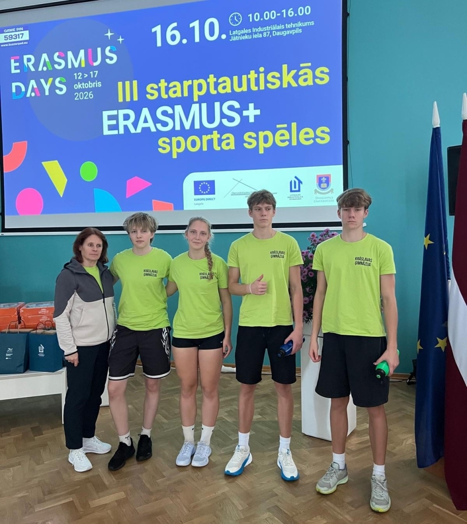 Skolēni Erasmus+ sporta spēļu pasākumā kopā ar skolotāju