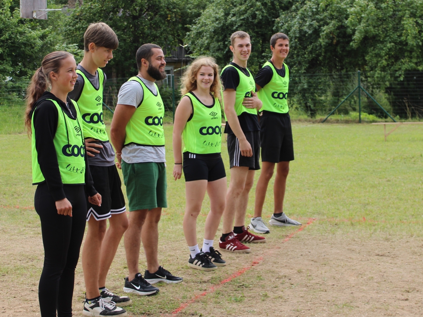 Volejbola komanda zaļās sporta vestēs