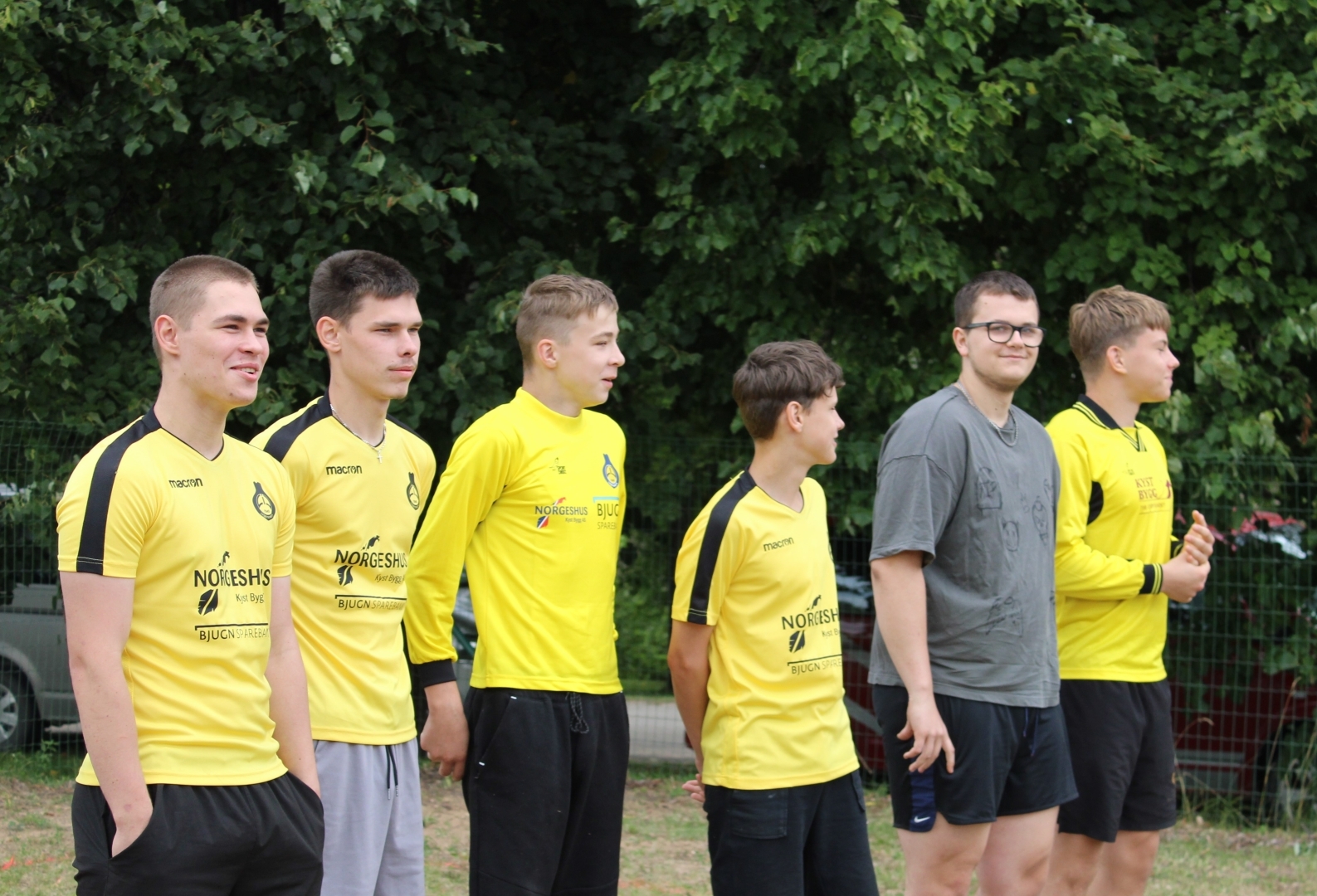 Volejbola komanda dzeltenos sporta kreklos