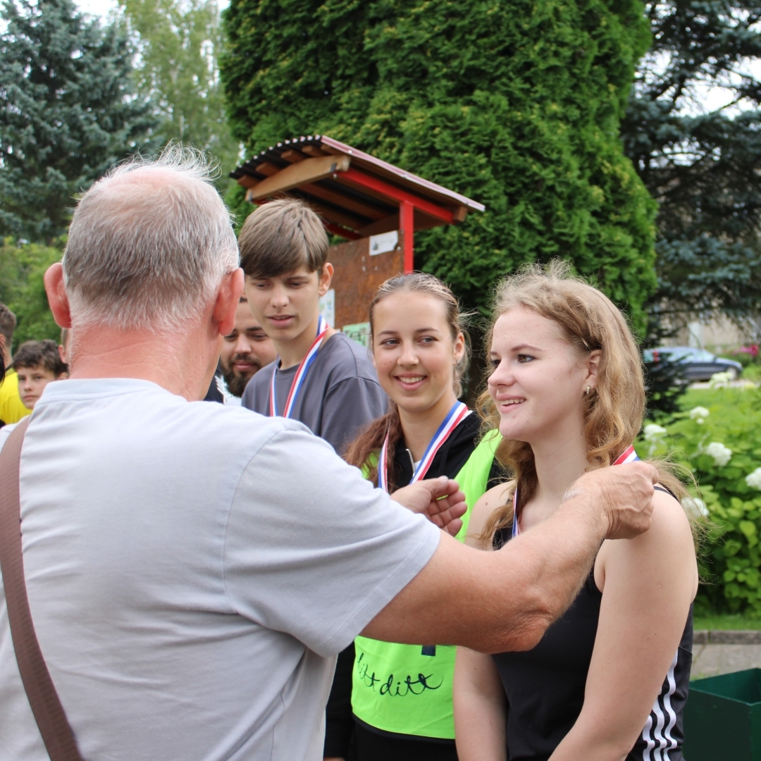 Sportisti saņem medaļas pēc volejbola turnīra