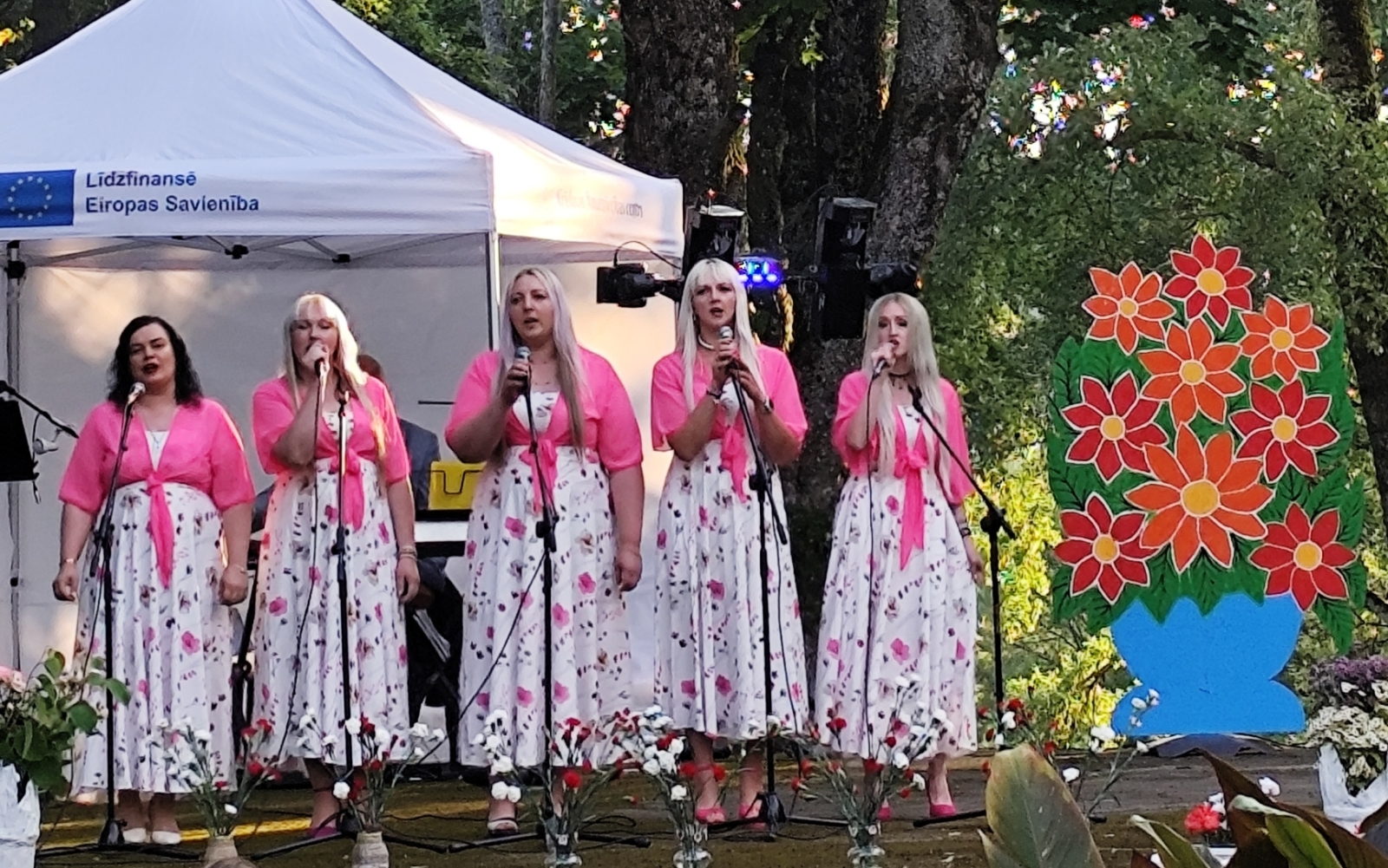 Sieviešu vokālā grupa uzstājas brīvdabas estrādē