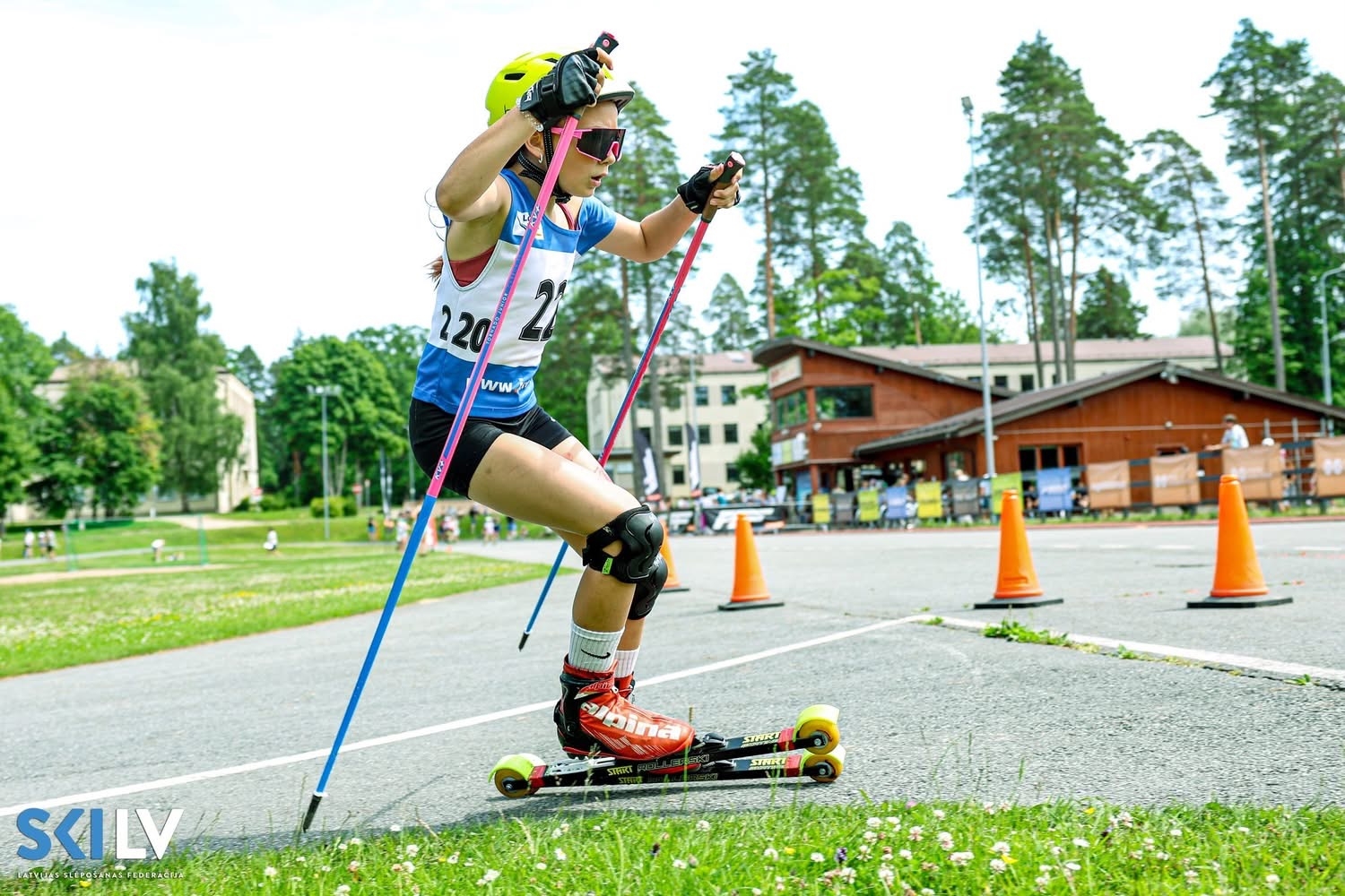 Rollerslēpotāja sacensību trasē