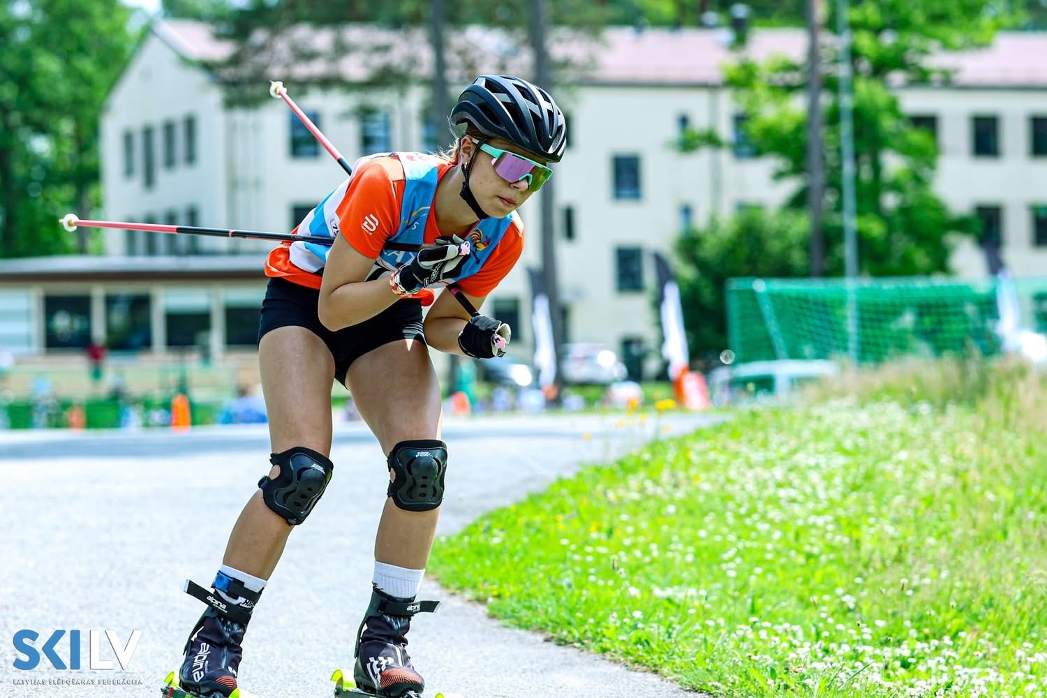 Rollerslēpotāja sacensību trasē