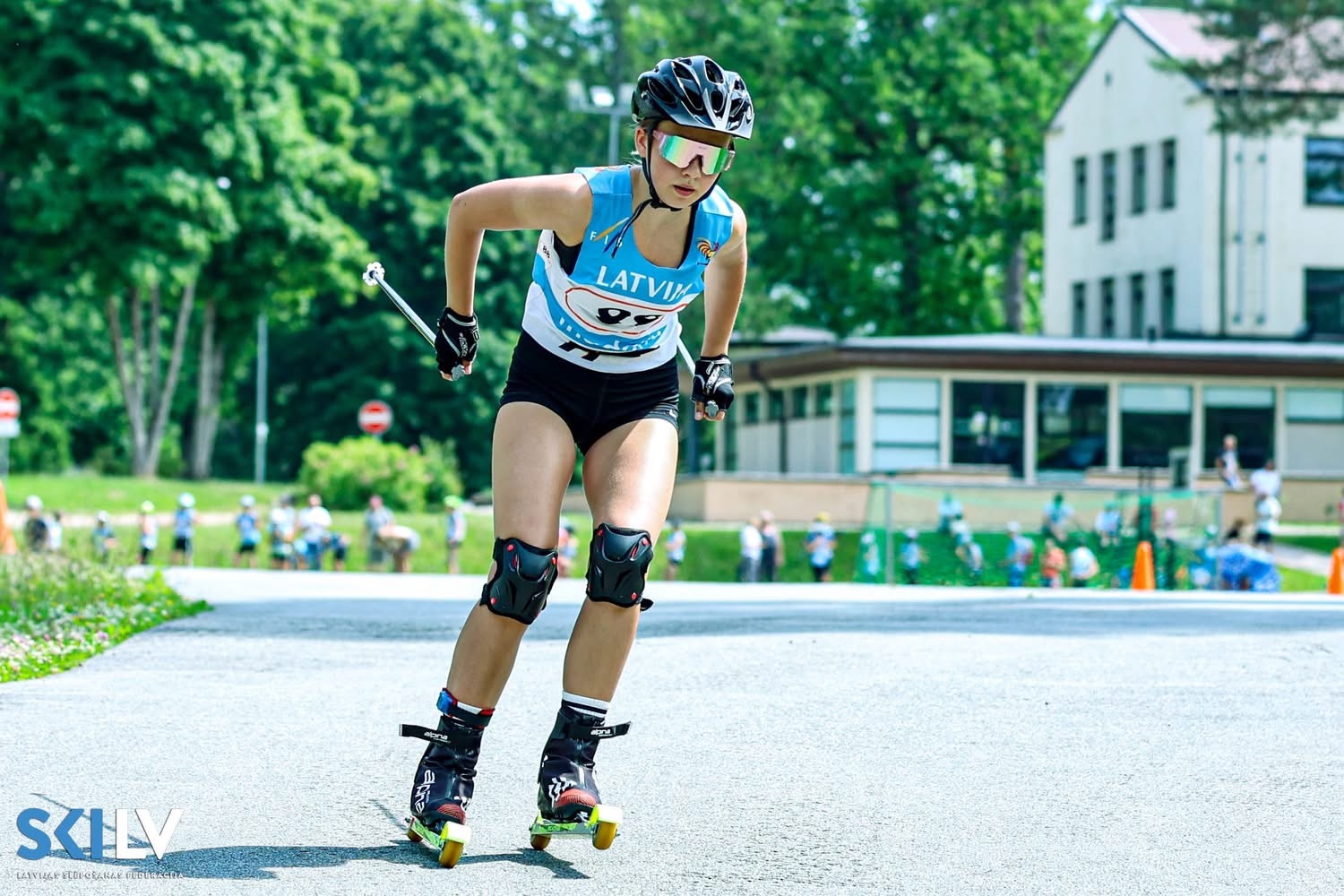 Rollerslēpotāja sacensību trasē