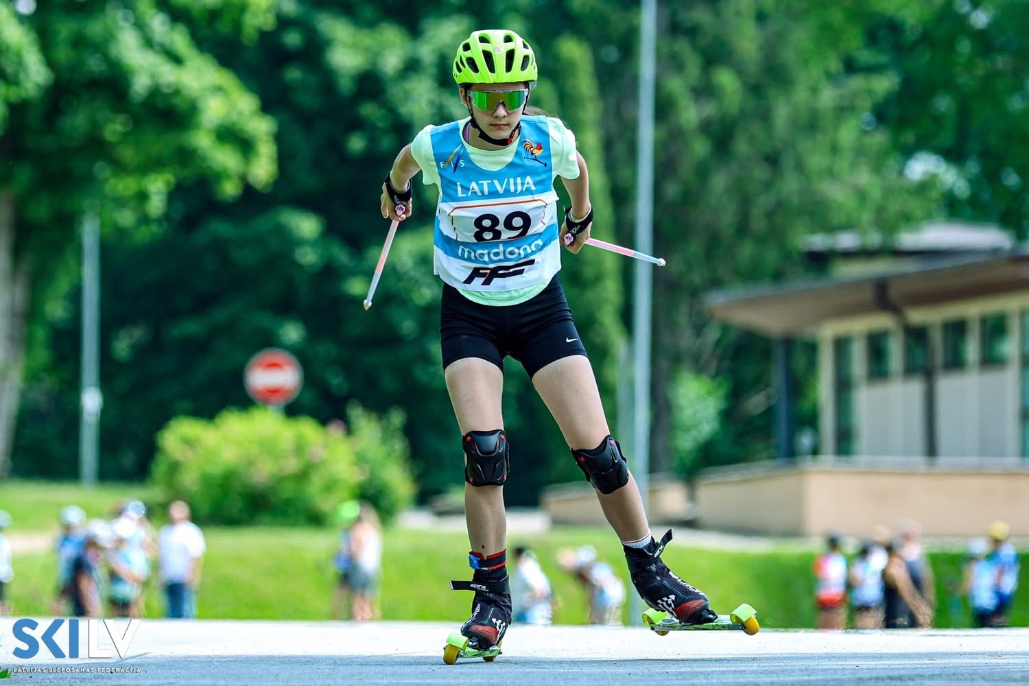 Rollerslēpotāja sacensību trasē