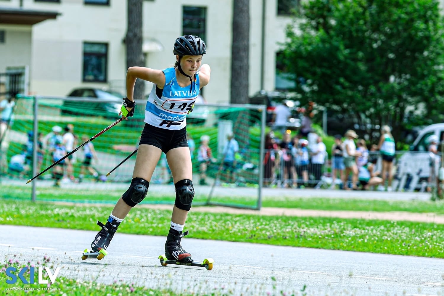 Rollerslēpotāja sacensību trasē