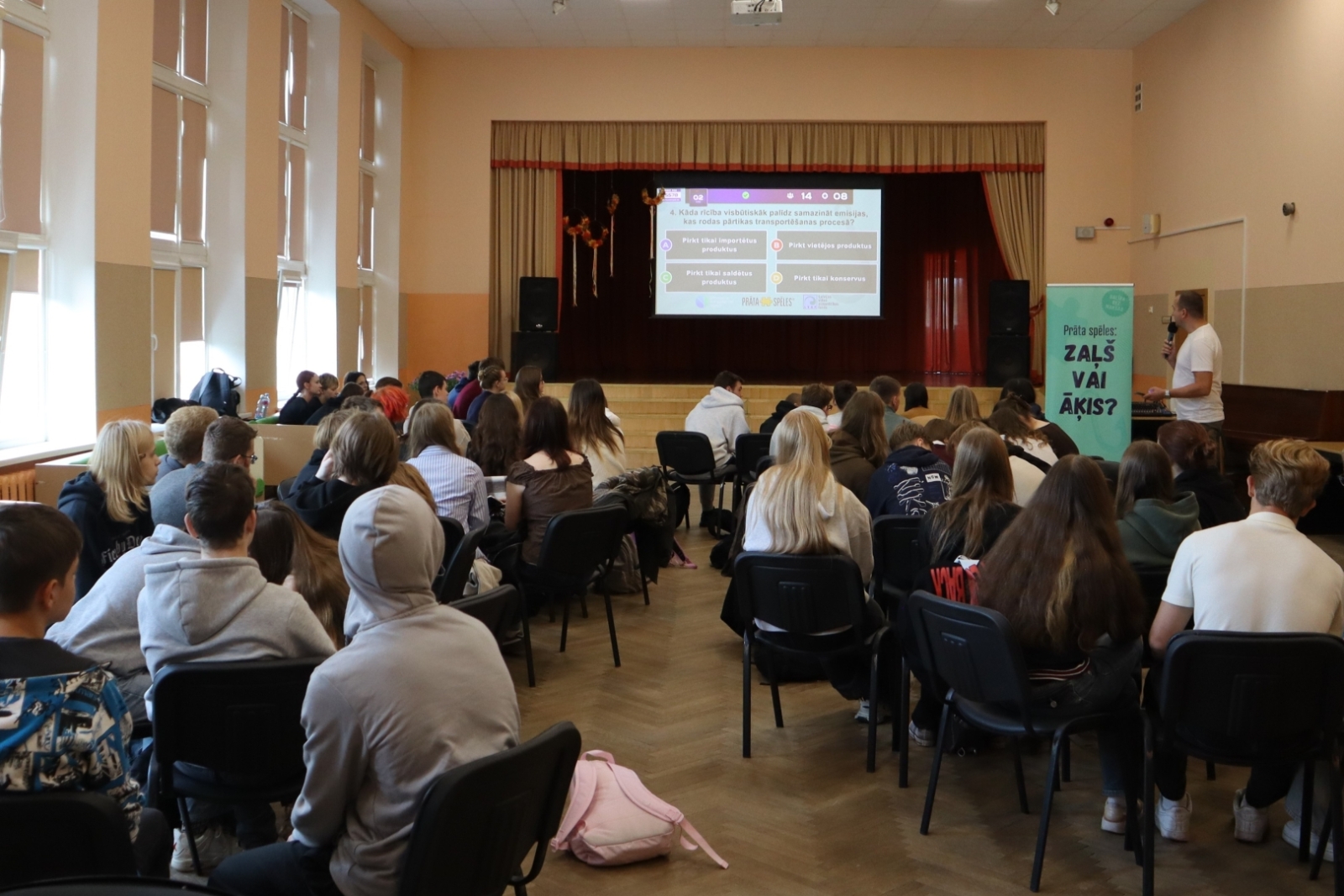 Jaunieši saņem apbalvojumus pēc erudīcijas spēles