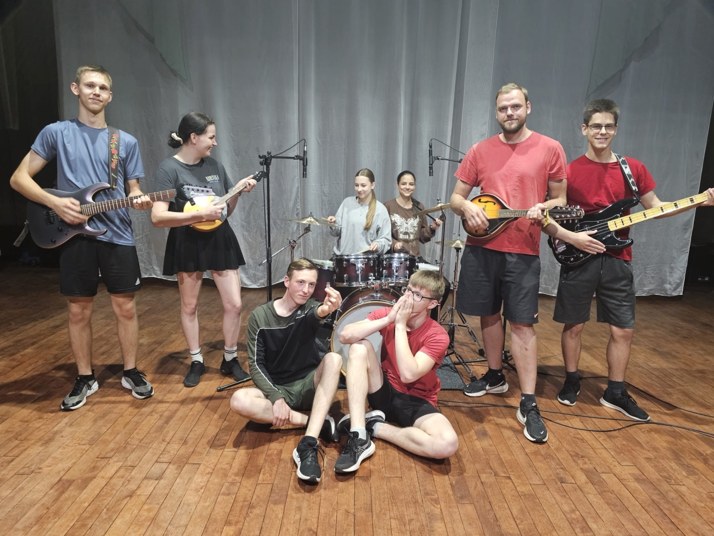 Jauniešu muzikālā grupa uz skatuves