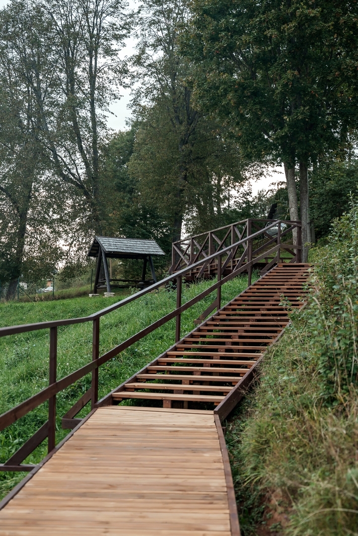 Koka kāpnes ar margām mežainā nogāzē