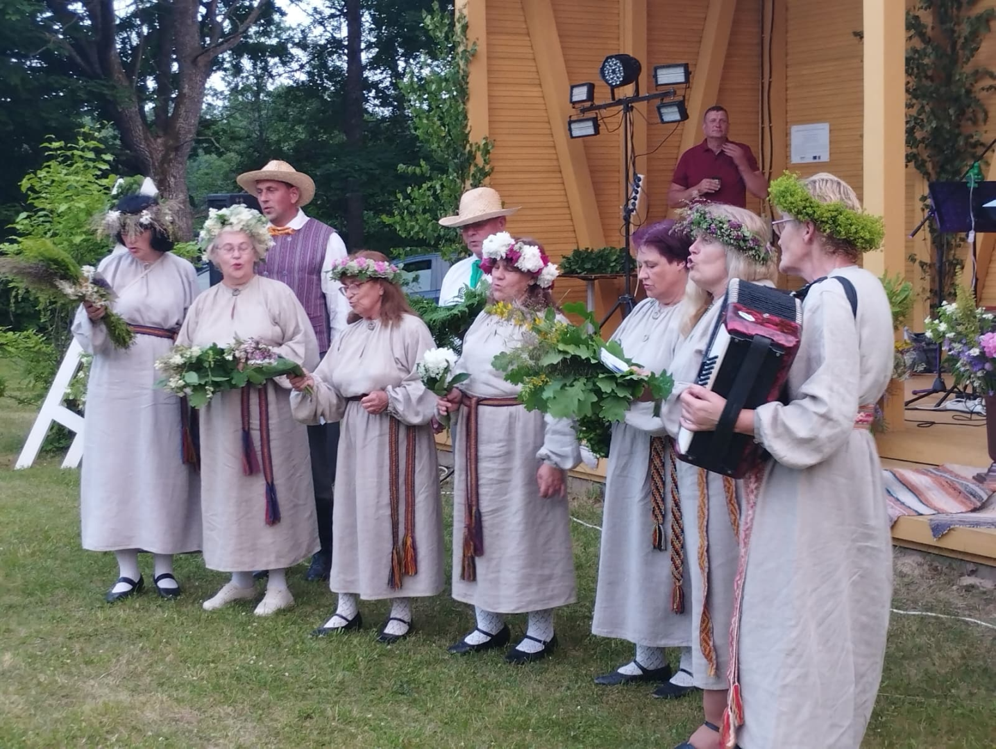 Dziedātāju grupa ar ziedu vainagiem
