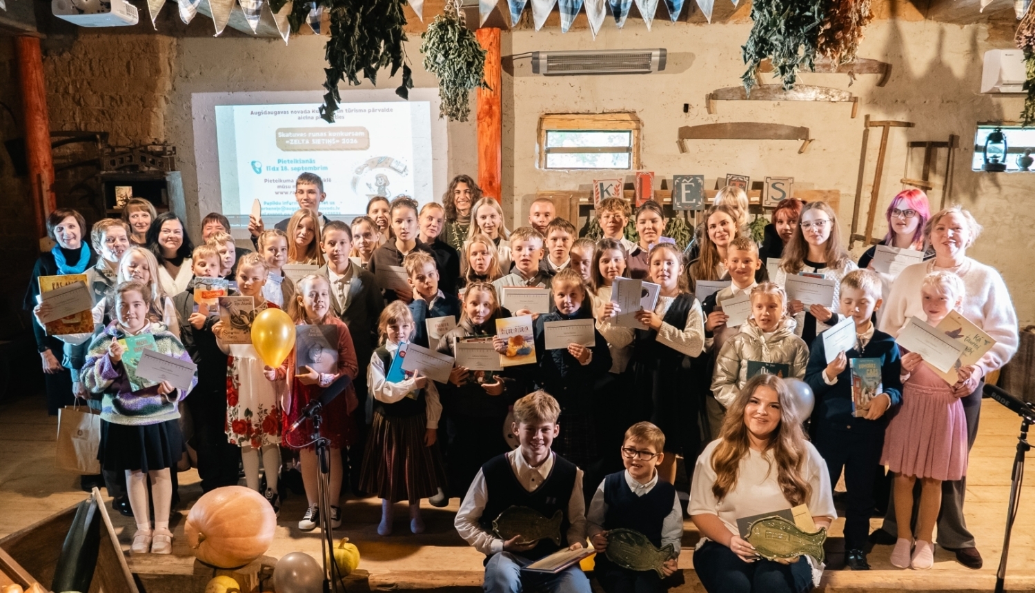 Pasākuma dalībnieku kopbilde Raiņa mājā