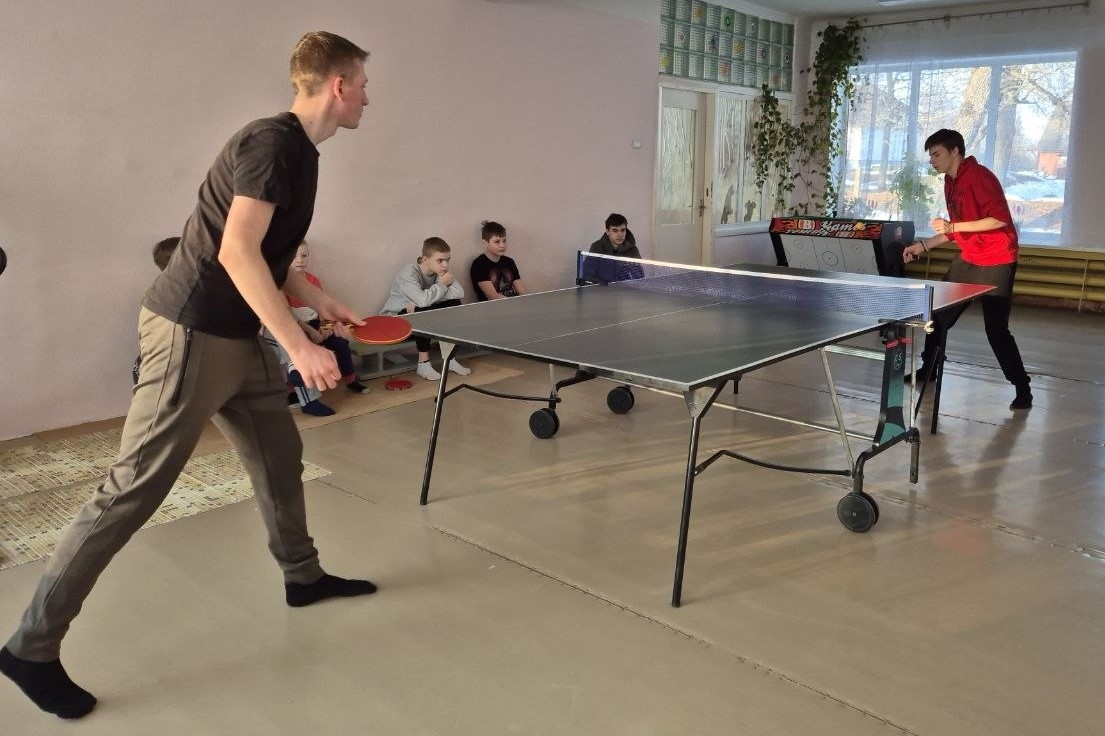 Jaunieši spēlē galda tenisu