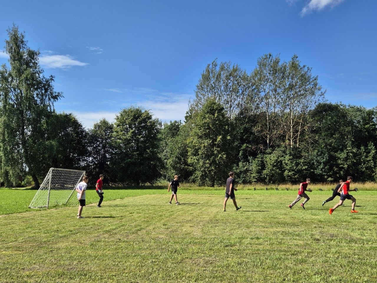 Jaunieši spēlē futbolu
