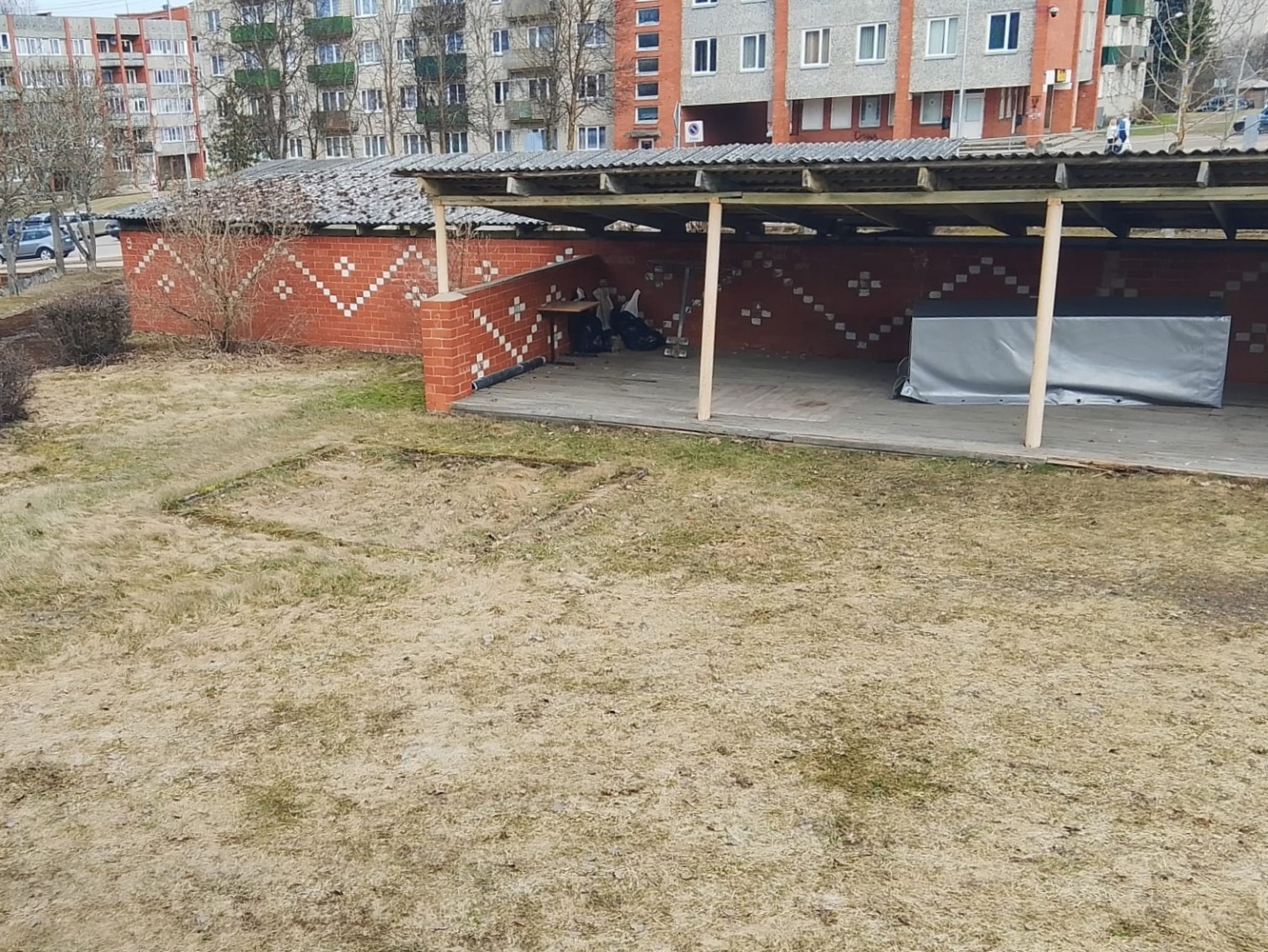 Zālāja teritorija pirms labiekārtošanas pie segtas atpūtas zonas