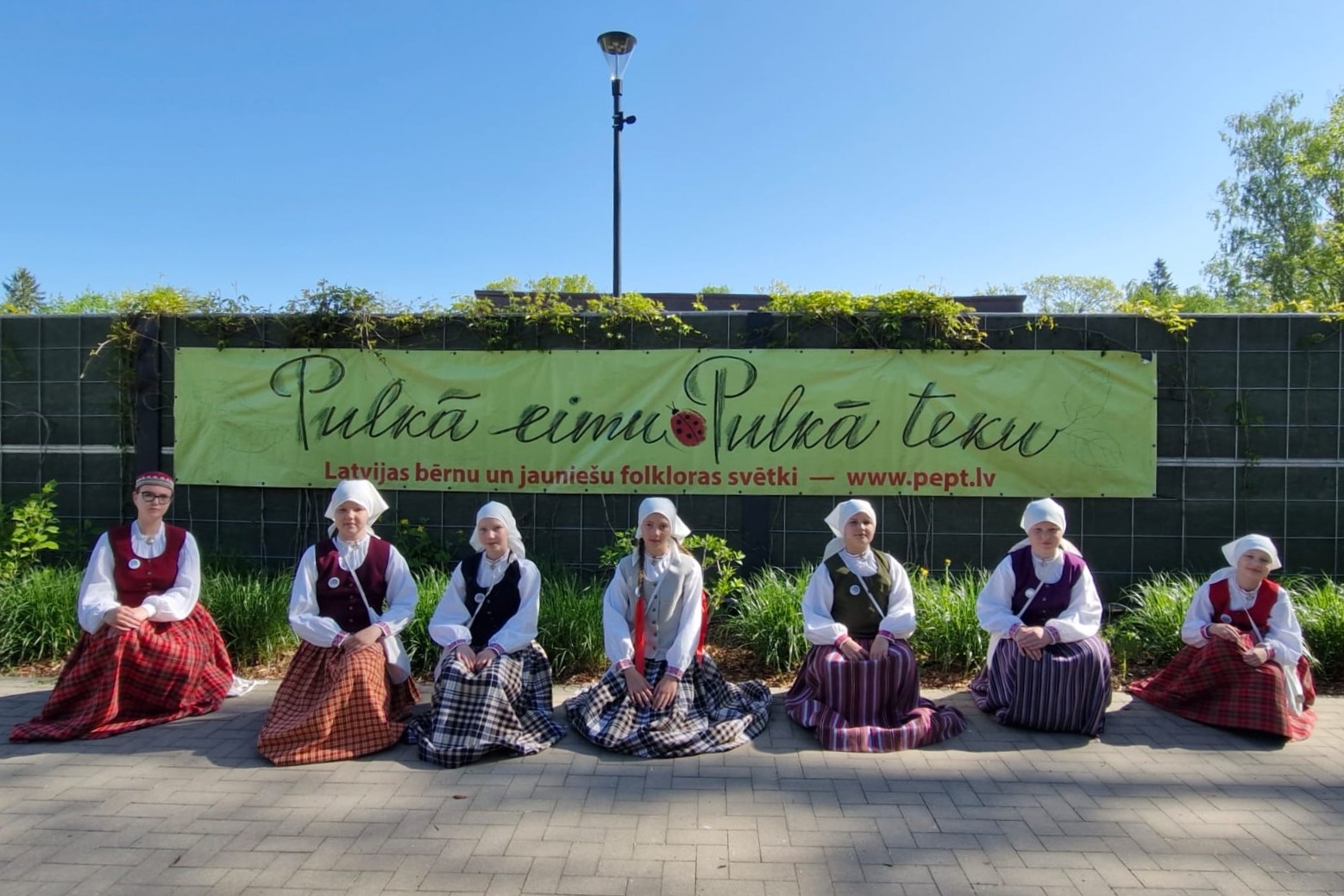 Folkloras kopas dalībnieces piedalās bērnu un jauniešu folkloras svētkos