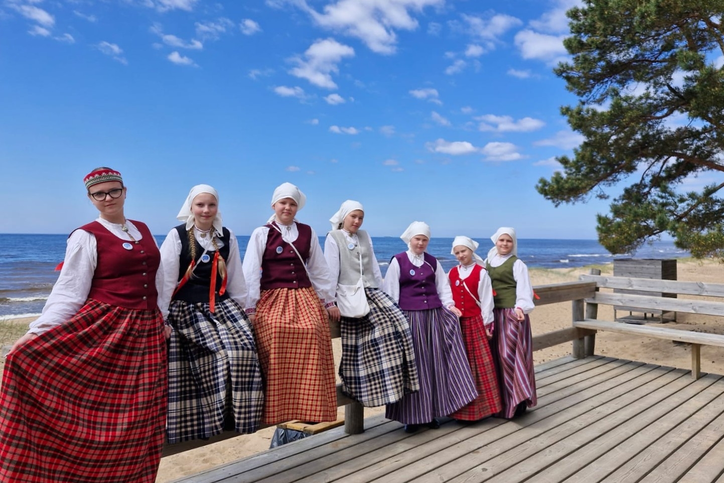 Folkloras kopas dalībnieces pie jūras pludmales
