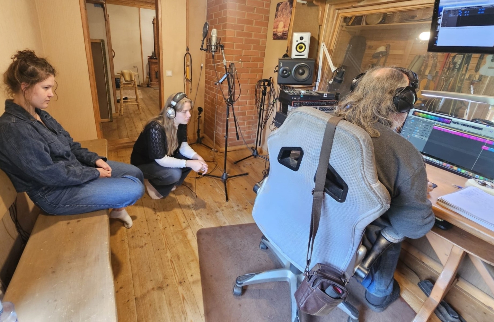 Jaunieši un skaņu režisors skaņu ierakstu studijā