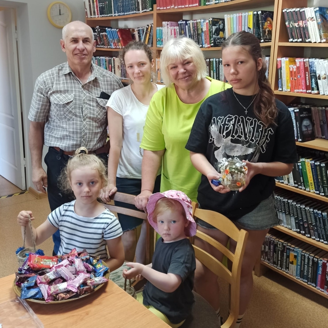 Grupas foto bibliotēkā pēc radošās darbnīcas