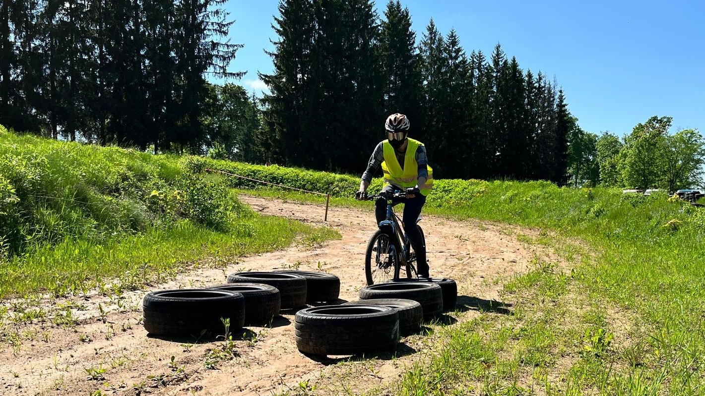 Velosipēdists šķēršļu trasē