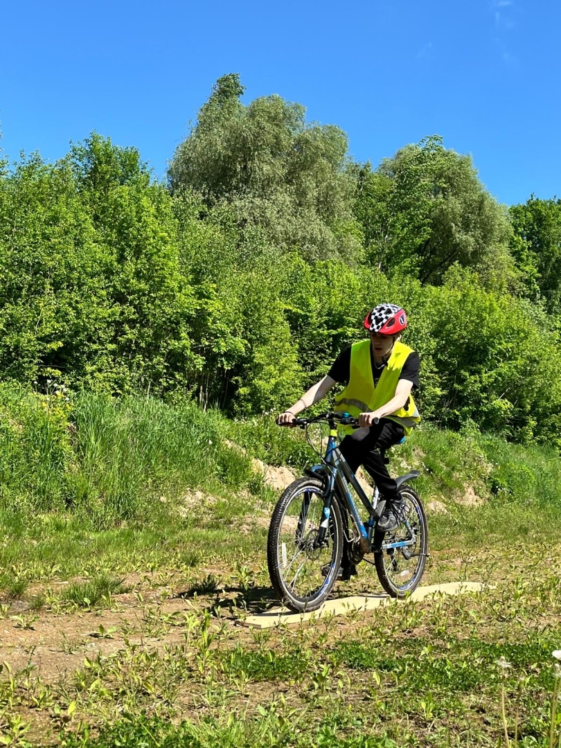 Velosipēdists šķēršļu trasē