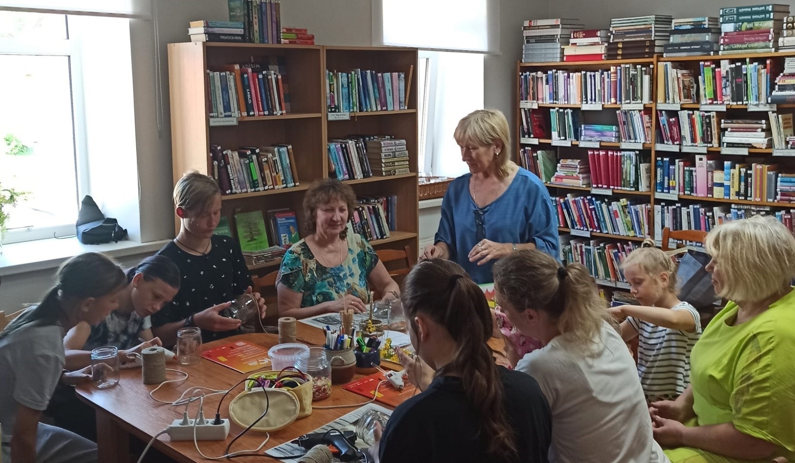 Bibliotēkā bērni un pieaugušie piedalās radošajā darbnīcā