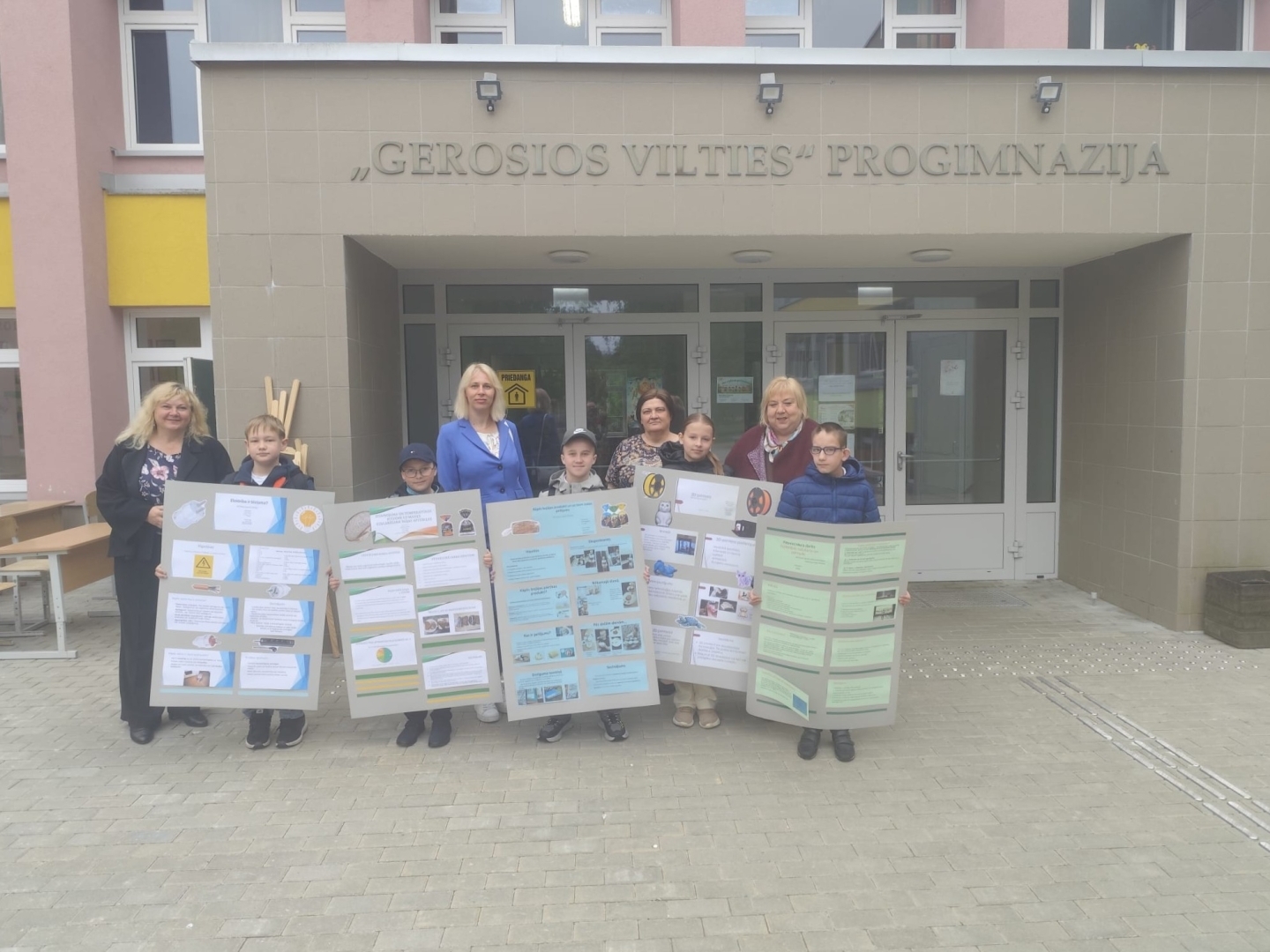 Skolēni un pedagogi pie Visaginas “Gerosios vilties” proģimnāzijas