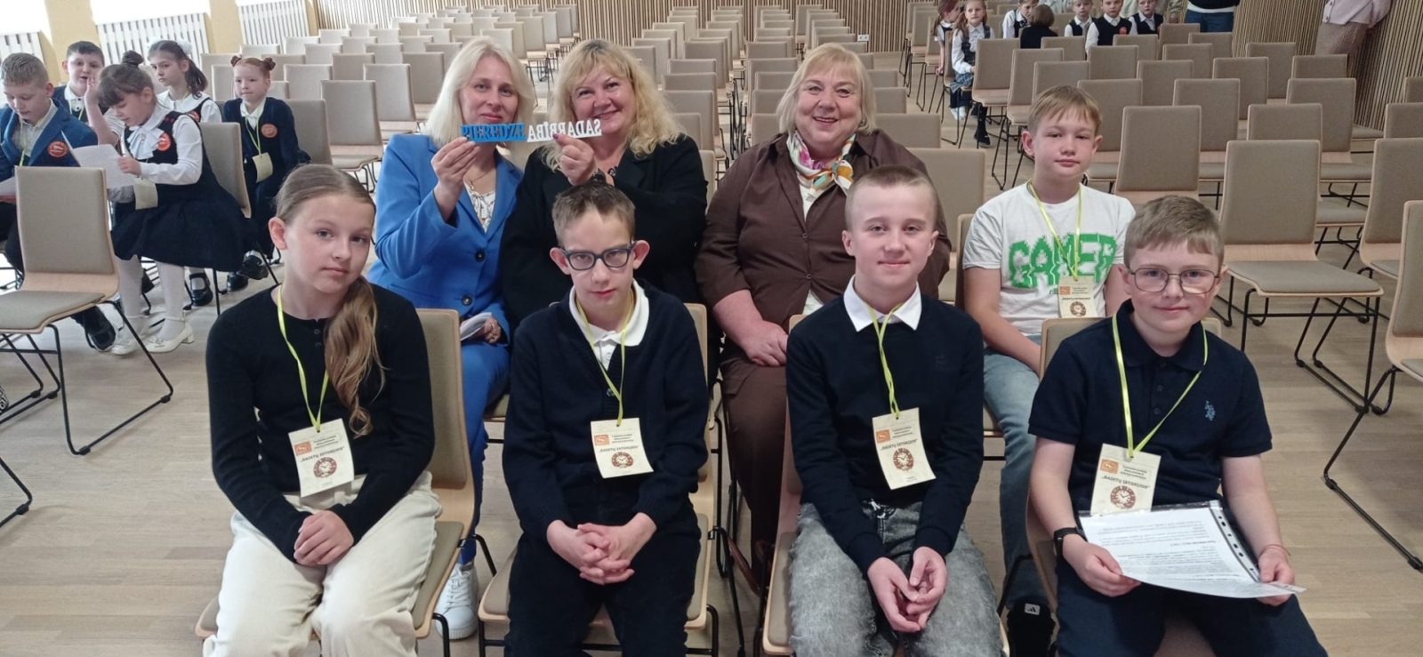 Konferences dalībnieki auditorijā pirms prezentācijām un aktivitātēm