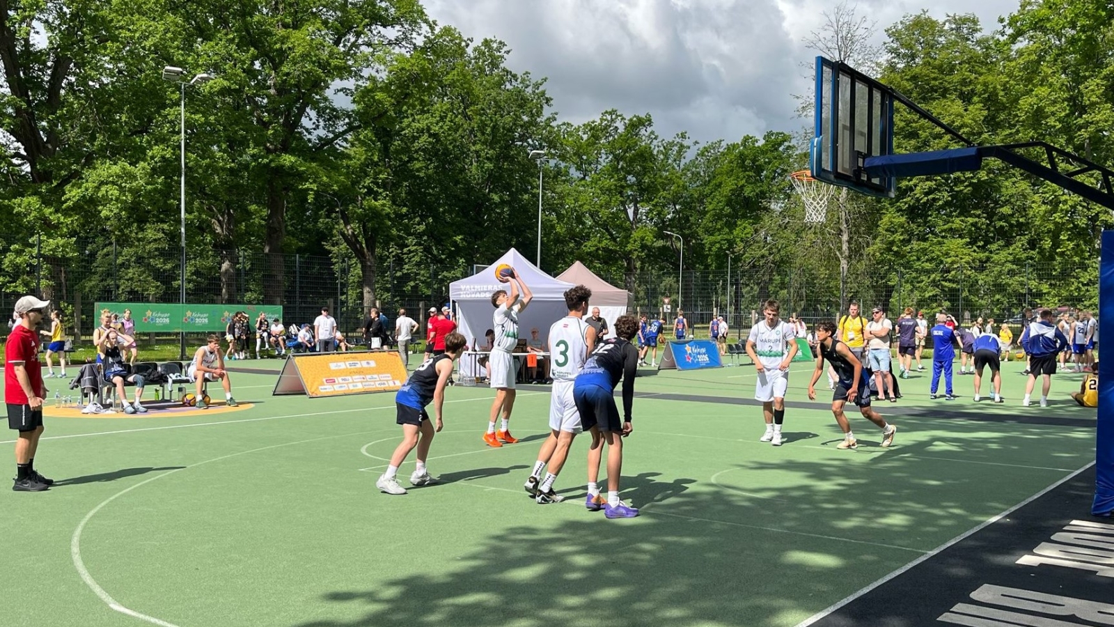 3x3 basketbola spēle āra laukumā