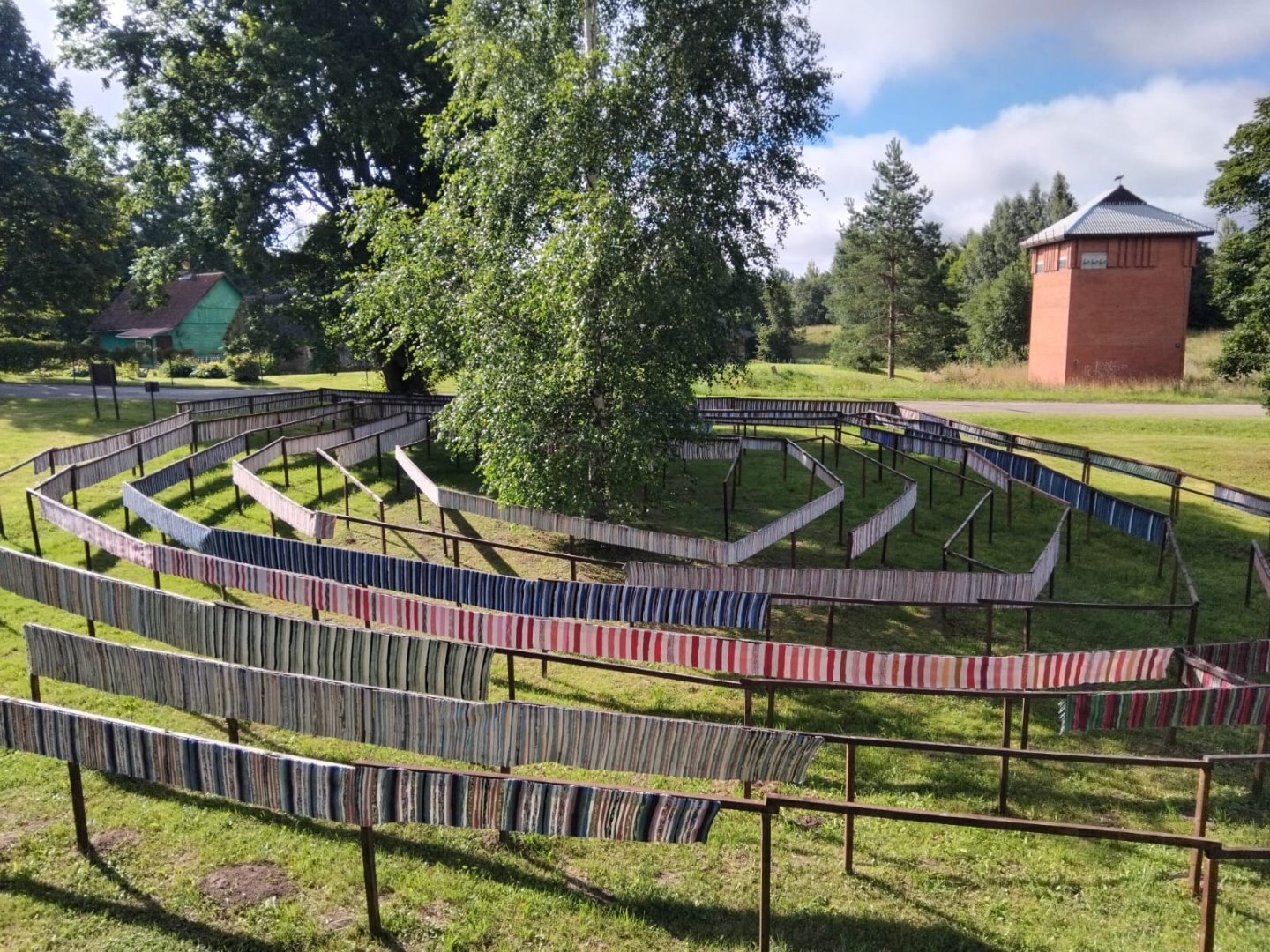 Austie celiņi izvietoti labirintā zālienā