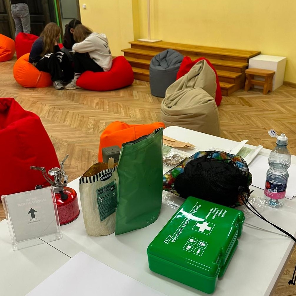 Uz galda izvietoti pirmās palīdzības piederumi un materiāli nodarbībai