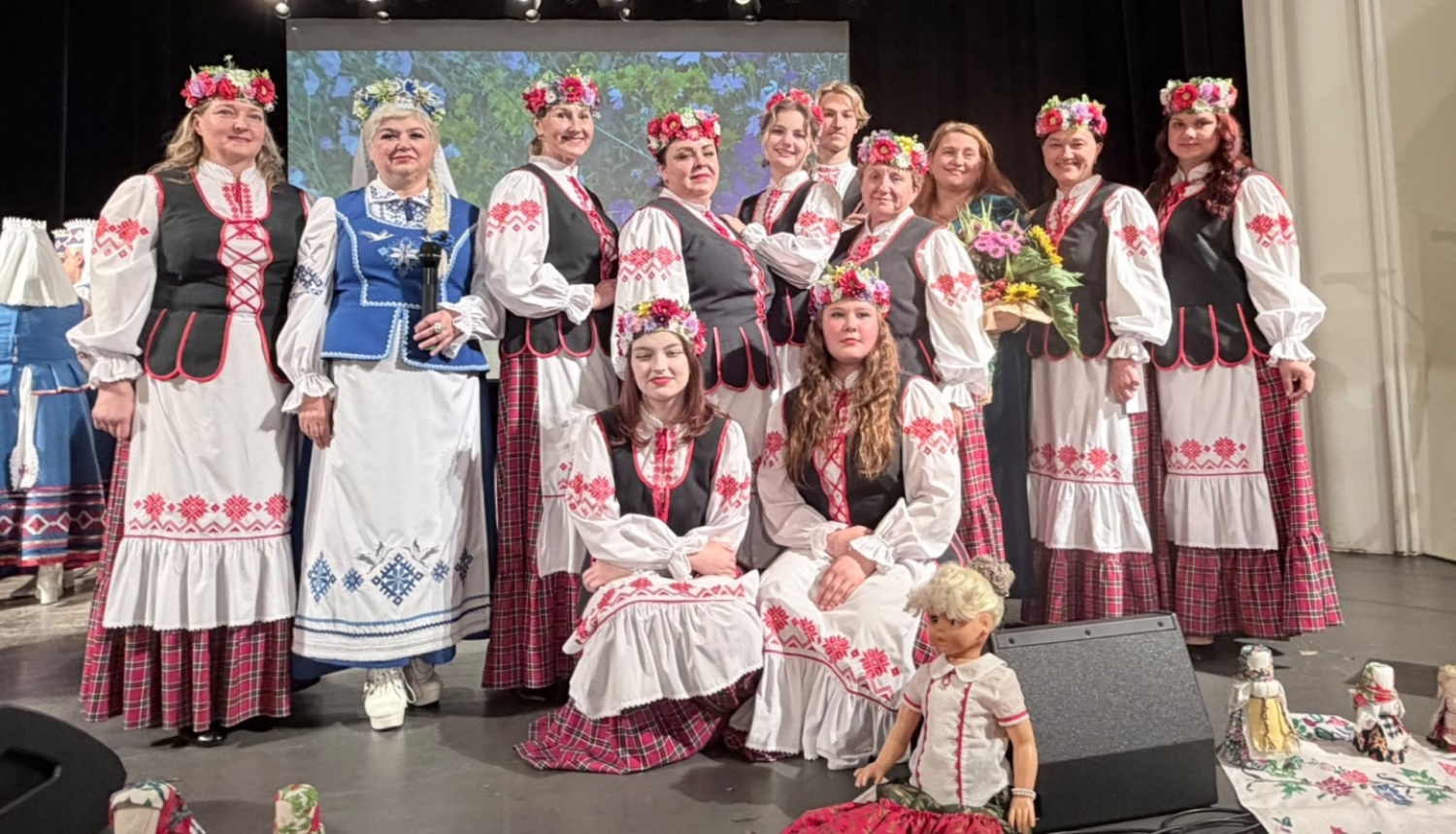 Vokālā ansambļa kopbilde uz skatuves