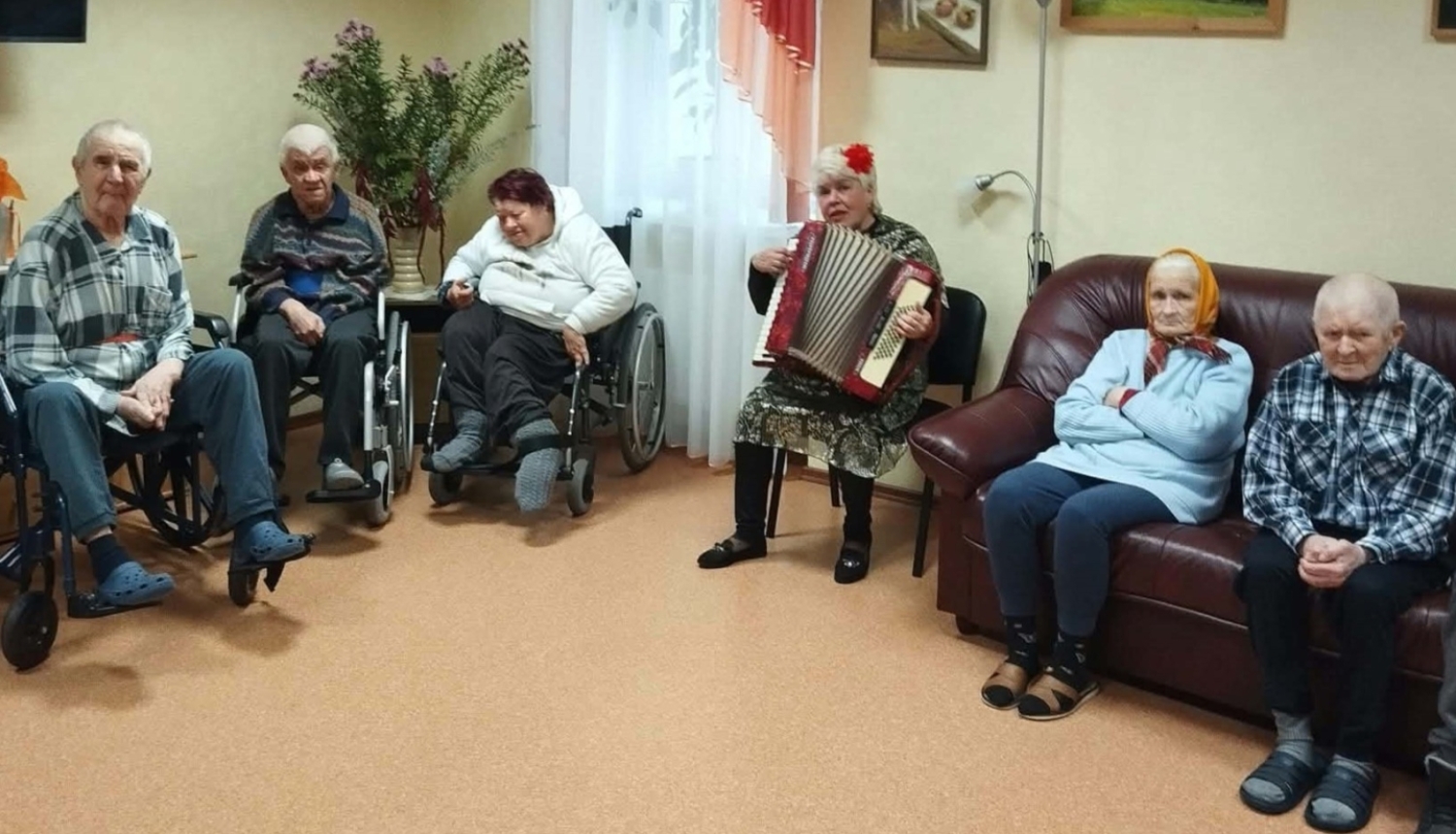 Sieviete spēlē akordeonu senioru pulciņā