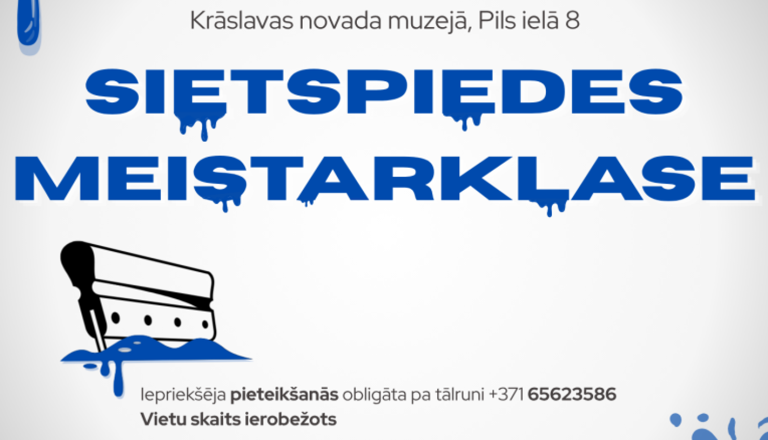 Zilas krāsas šļakatas un melnbalti tekstila rakstu elementi uz gaiša fona. Pasākuma afiša