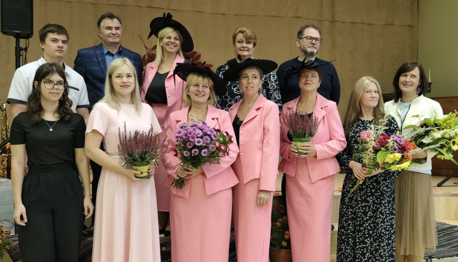 Cilvēku grupa rudens pasākumā