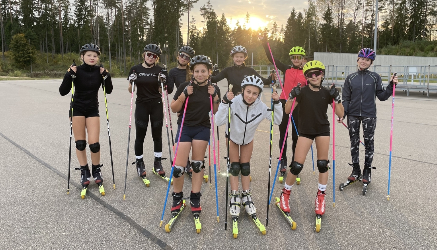 Rollerslēpotājas ķiverēs un aizsargekipējumā kopbildē