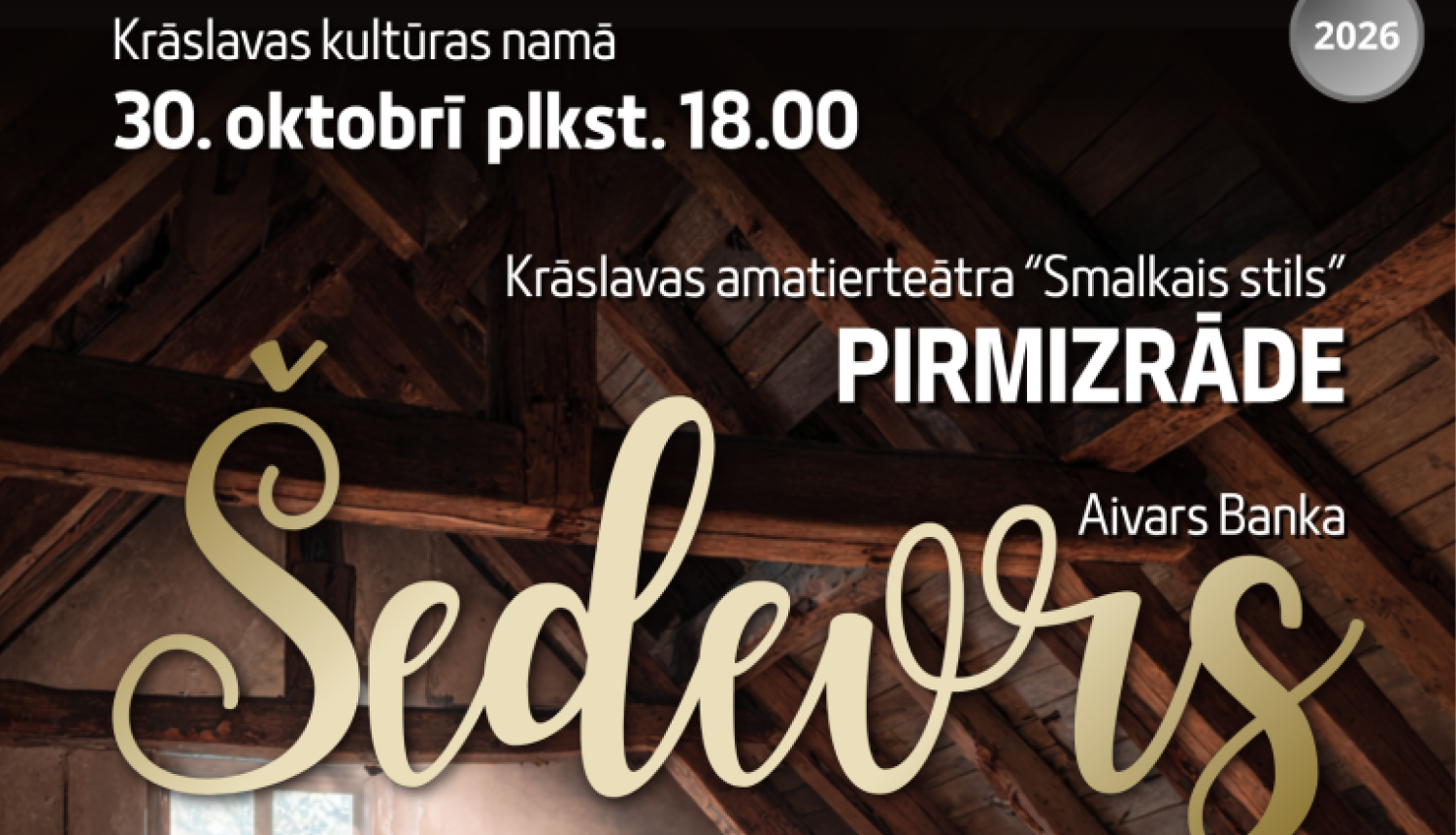Tumša bēniņu telpa ar koka sijām, loga gaismu, vecu velosipēdu. Pasākuma afiša