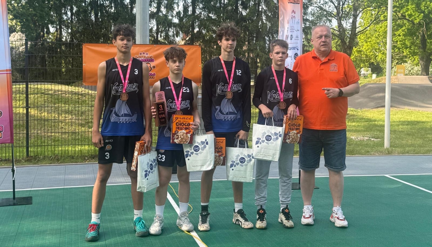 Basketbolisti saņem balvas