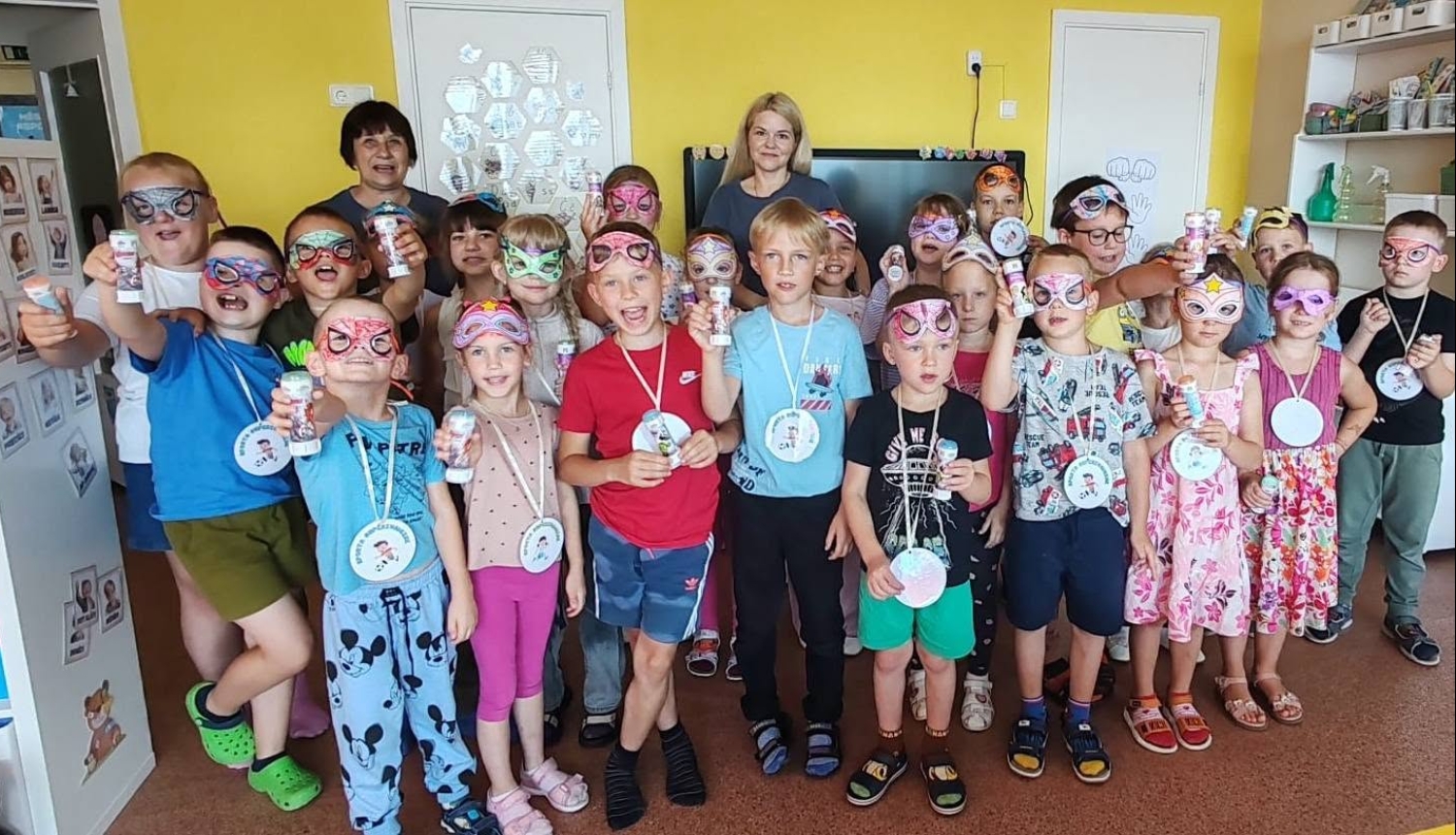 Bērni un pedagogi kopīgā grupas foto