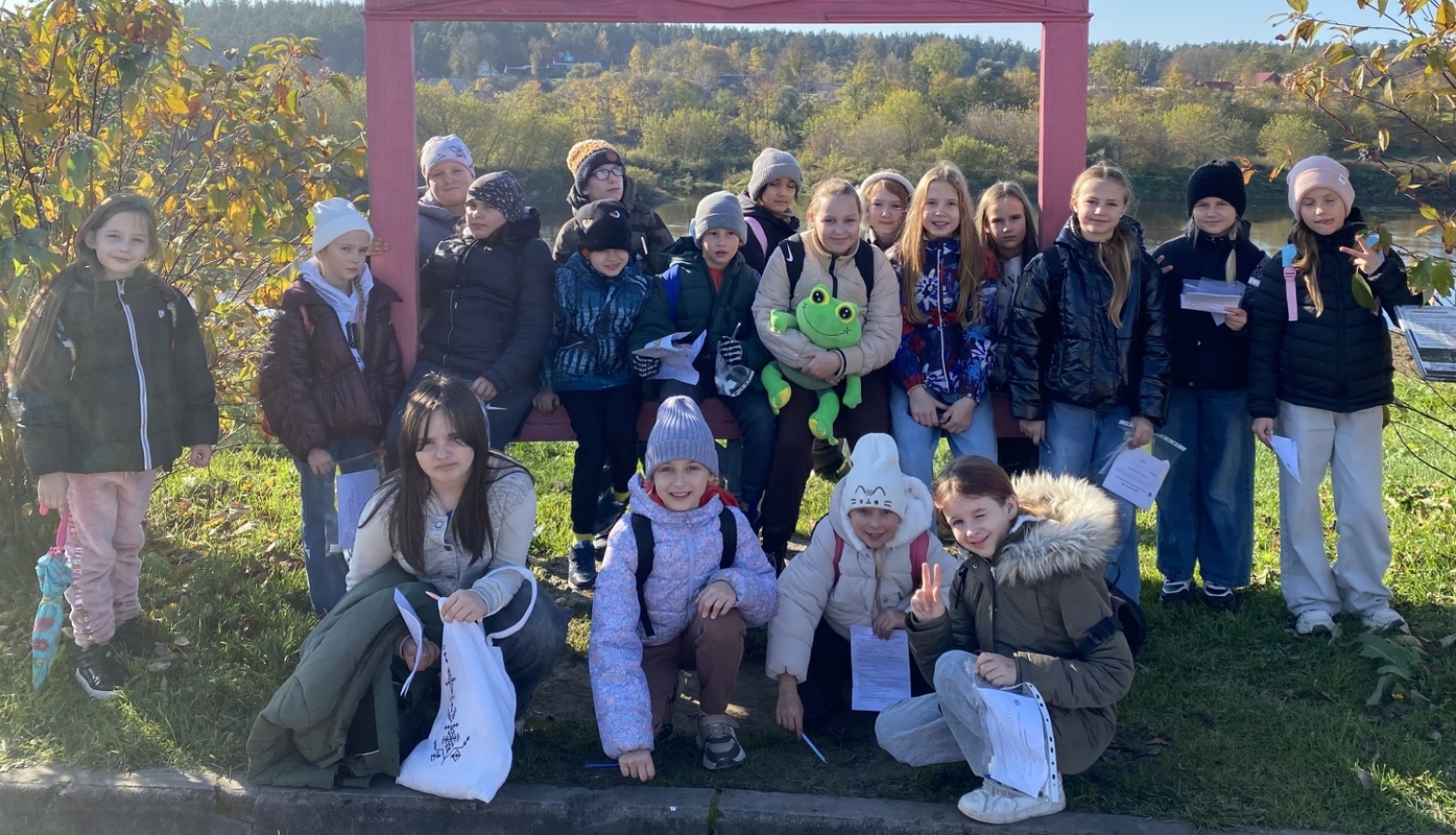 Skolēnu grupa pie Daugavas