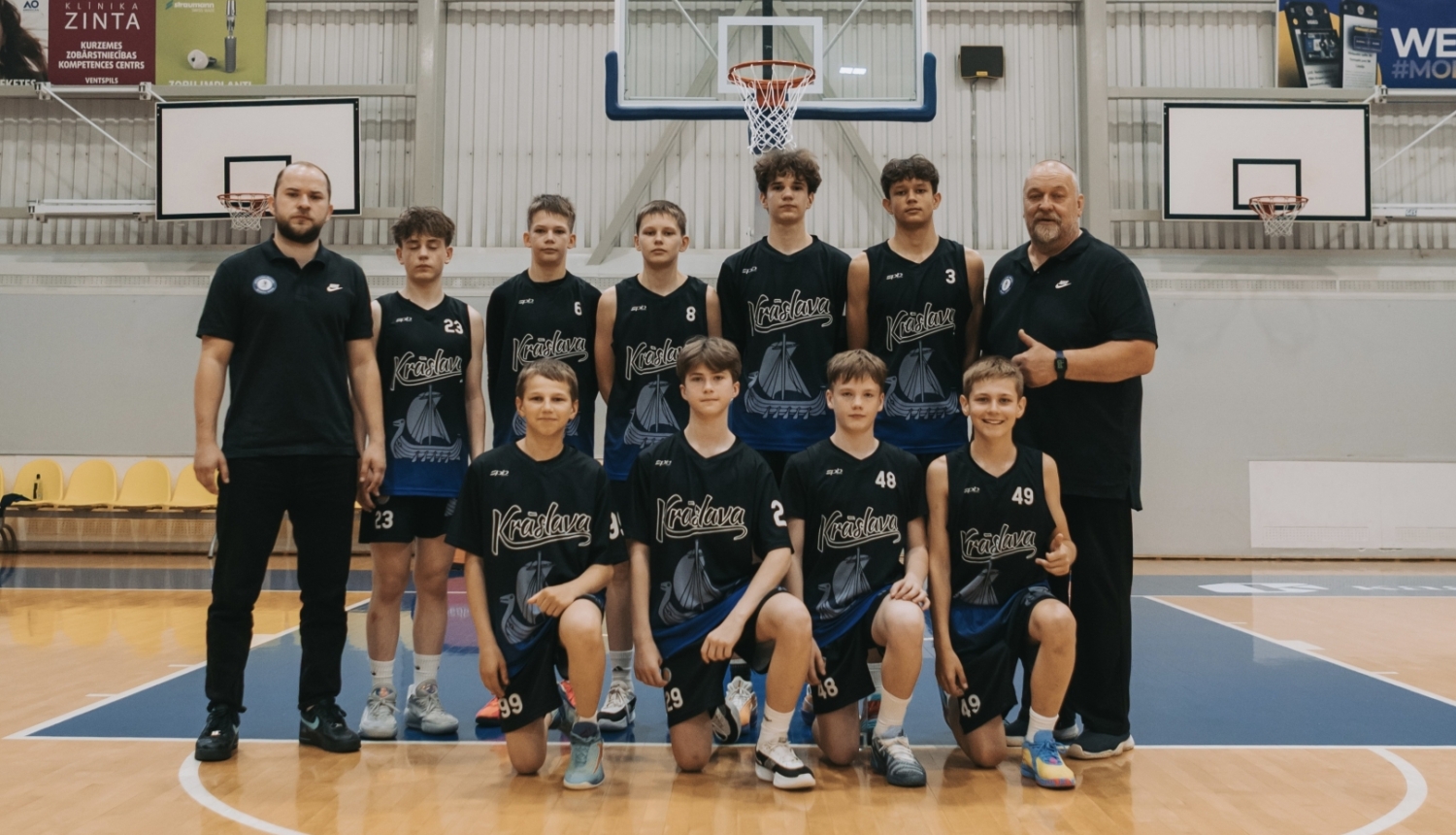 Basketbola komandas kopīgais foto