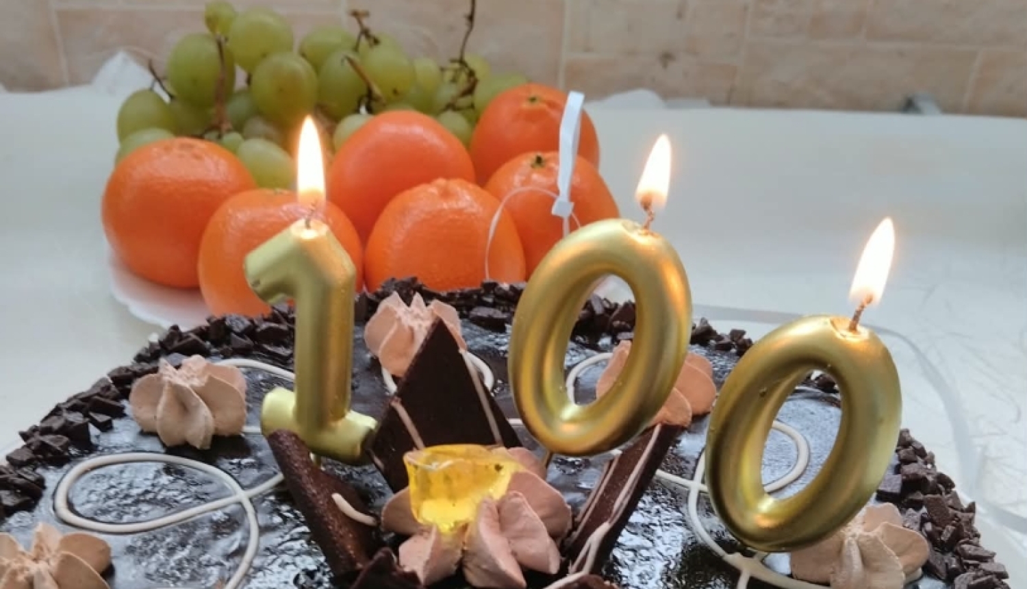 Torte ar iedegtām svecītēm